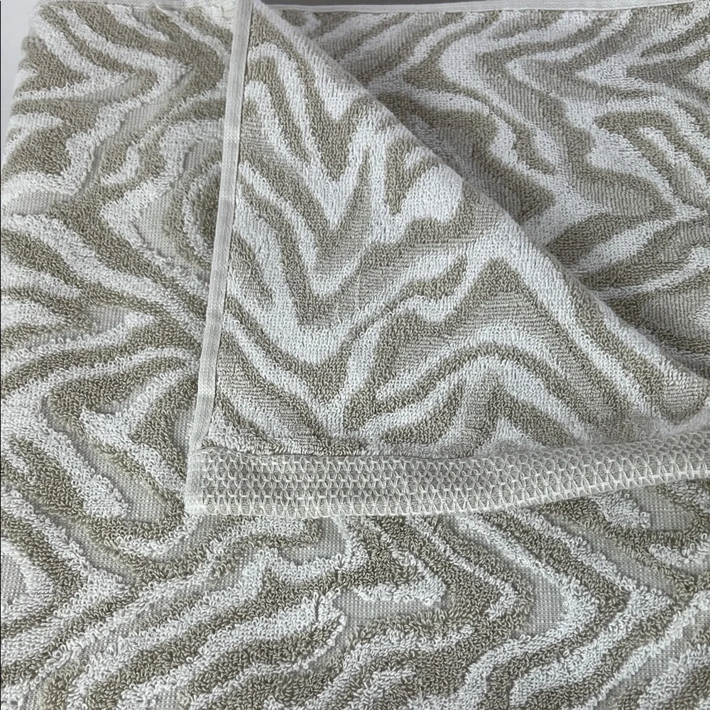 DKNY Bath Towels Textured Beige and White Pattern Absorbent Cotton 2 Pc Set NEW